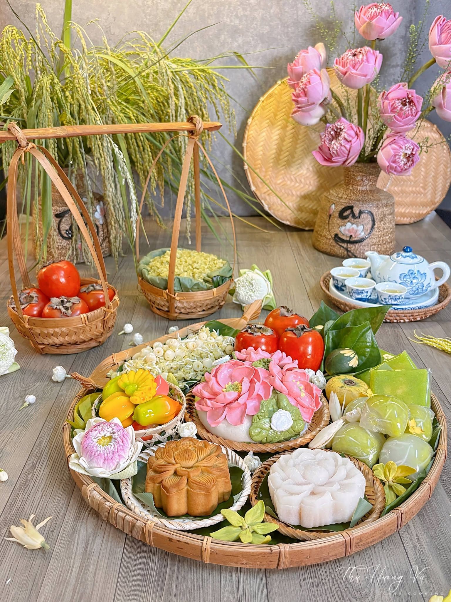 Mâm cỗ Trung Thu truyền thống với bưởi, hồng, na, chuối, bánh trung thu và hoa sen, thể hiện lòng biết ơn trời đất và gia tiên.