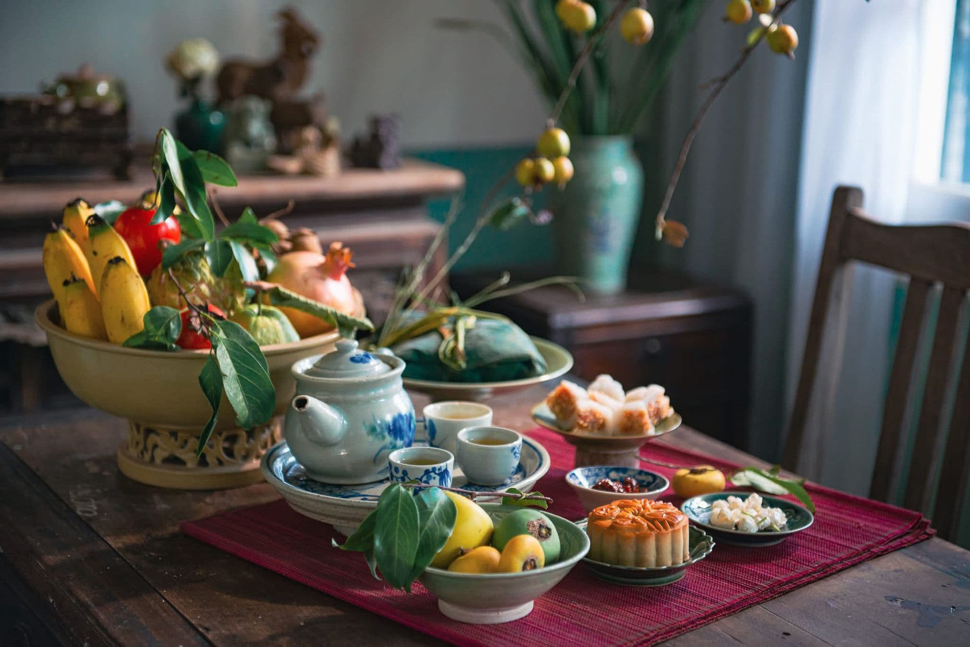 Mâm cỗ Trung Thu truyền thống với bánh nướng, hoa quả và trà được chuẩn bị tề chỉnh