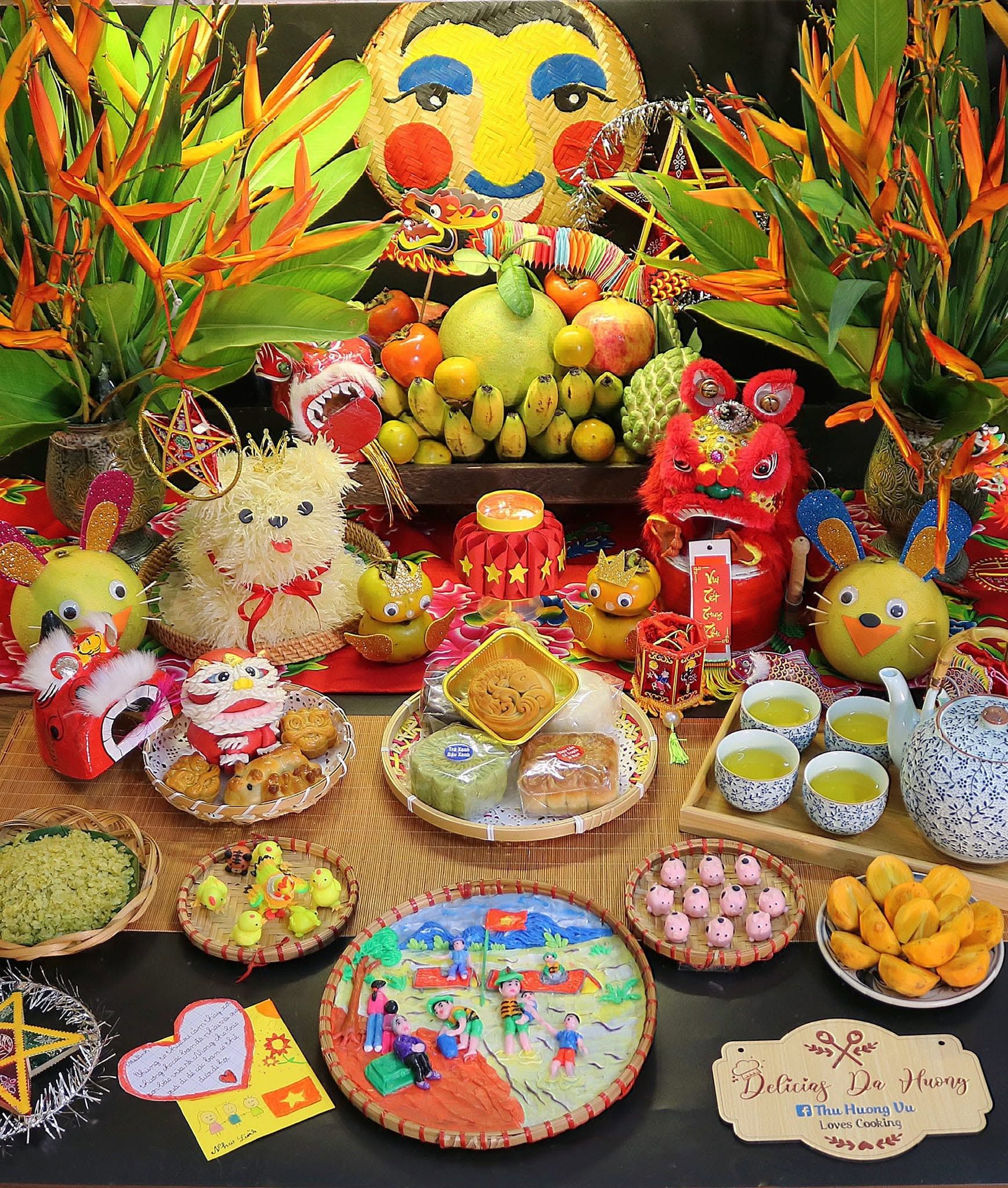 Mâm cỗ Trung Thu đầy đủ với hoa quả, bánh kẹo và đèn lồng, tượng trưng cho sự sung túc và lòng biết ơn các đấng linh thiêng.