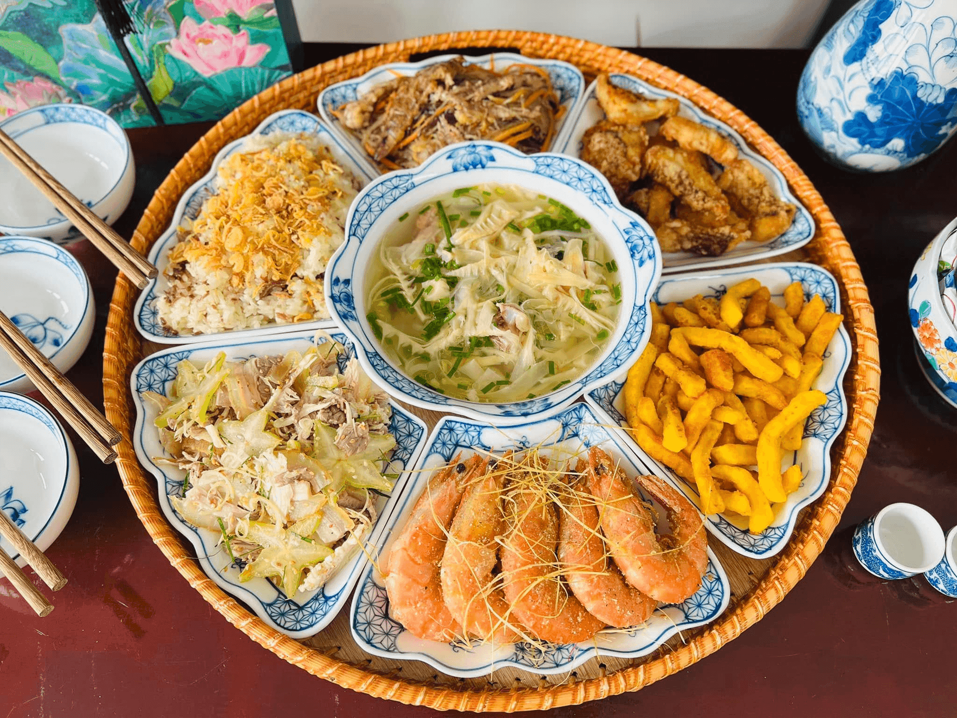 Mâm cỗ Tất niên truyền thống được bày trên mâm tròn, tượng trưng cho sự sum vầy và kết nối giữa các thế hệ trong gia đình.