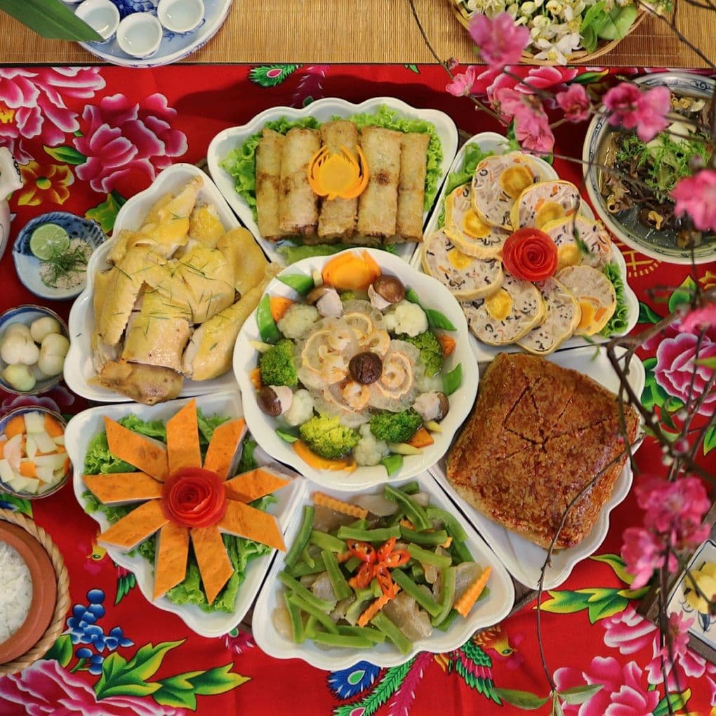 Mâm cỗ Tất Niên truyền thống thịnh soạn với các món ăn đặc trưng, thể hiện lòng thành kính và sự sum vầy cuối năm.