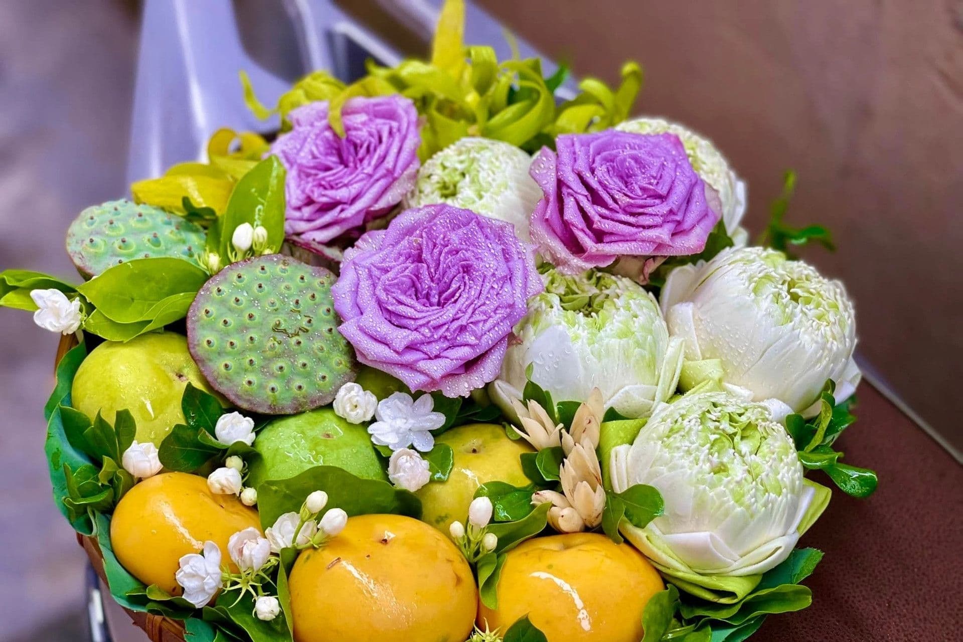 Mâm cúng cô hồn với trái cây và hoa sen, thể hiện lòng thành kính và từ bi trong tháng Bảy âm lịch.