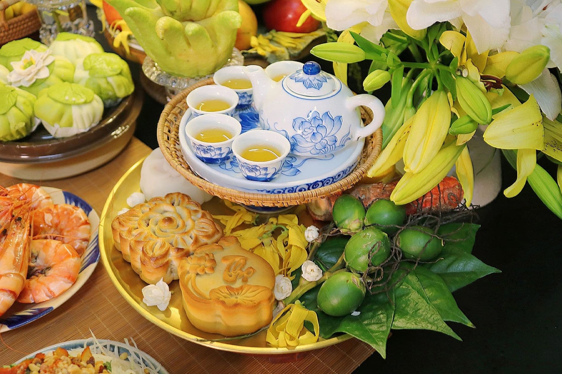 Mâm cúng gia tiên Rằm tháng Bảy với trà, bánh trung thu và hoa huệ, thể hiện lòng thành kính