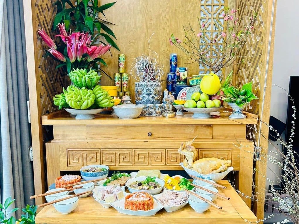 Mâm cúng Giao Thừa truyền thống với đầy đủ lễ vật, hoa quả và gà luộc, chuẩn bị đón năm Bính Ngọ 2026.