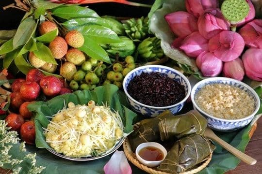 Mâm cúng Mùng 1 với hoa sen, vải thiều, xôi và các loại quả, tượng trưng cho nguồn năng lượng tích cực được lan tỏa suốt tháng.