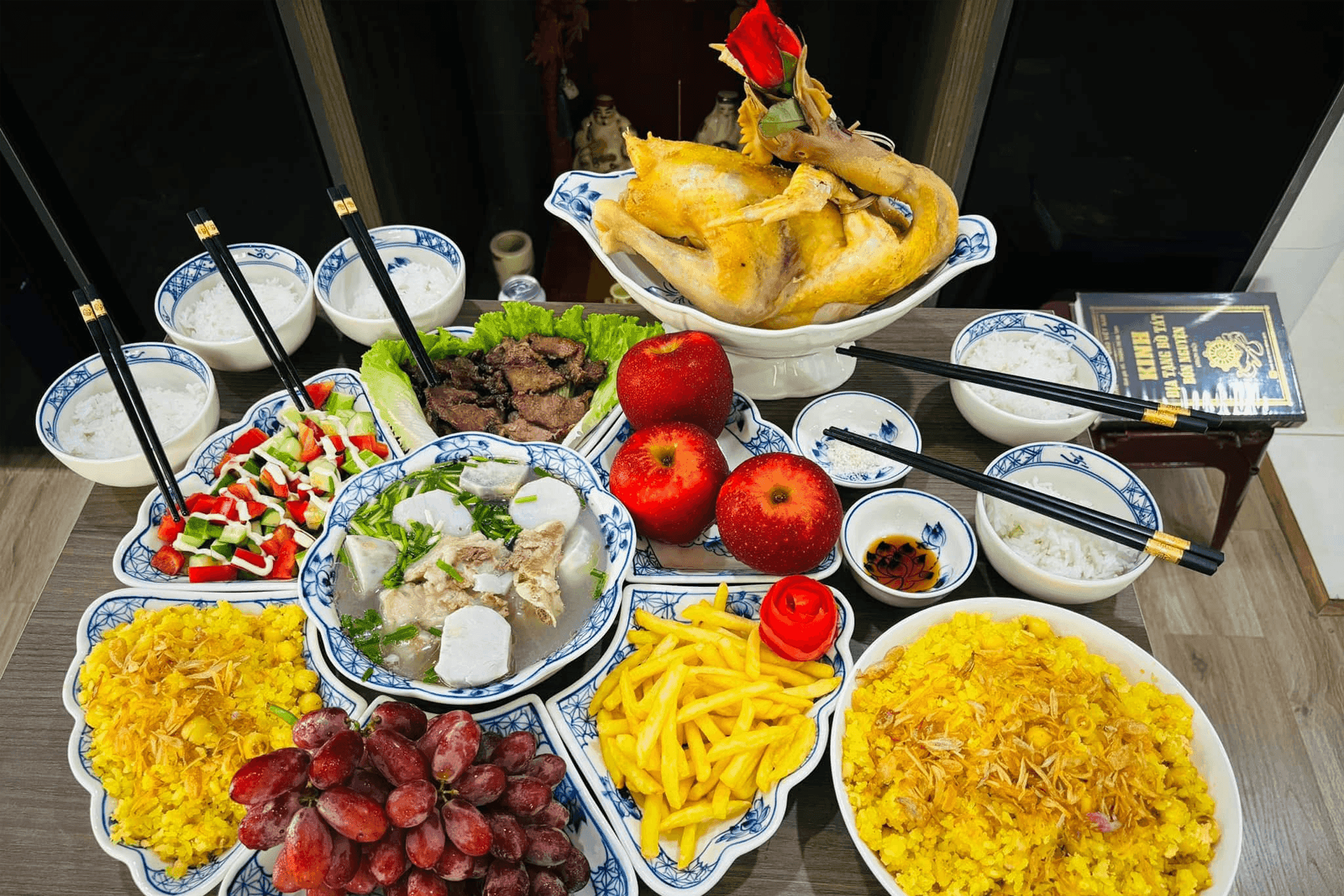 Mâm cúng mùng 2 Tết Bính Ngọ 2026 với gà luộc, trái cây và các món ăn truyền thống, thể hiện nghi thức cúng bái trang trọng