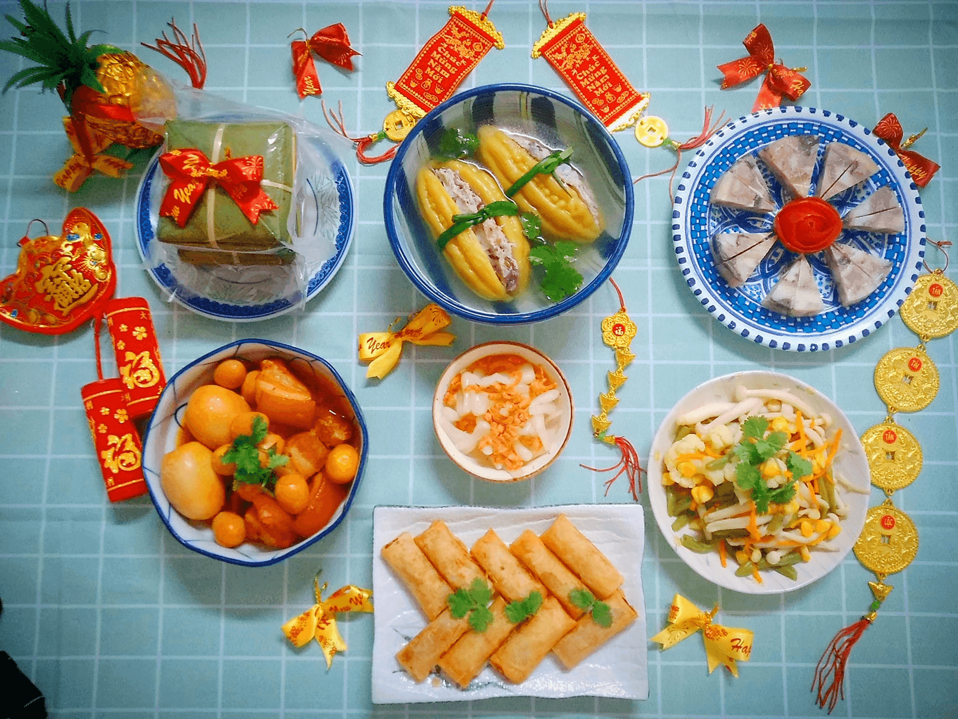 Mâm cúng mùng 2 Tết miền Nam với bánh tét, thịt kho trứng và các món ăn đặc trưng, thể hiện hương vị vùng miền.