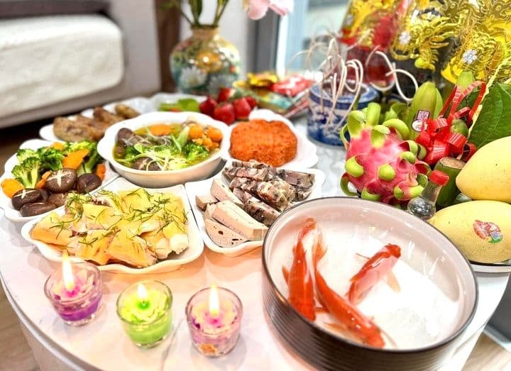 Mâm cúng ông Công ông Táo ấm cúng với các món ăn truyền thống và cá chép.