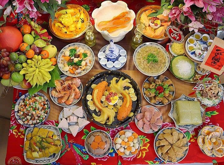 Mâm cúng ông Công ông Táo thịnh soạn với các món ăn truyền thống, thể hiện sự chuẩn bị chu đáo của gia chủ.