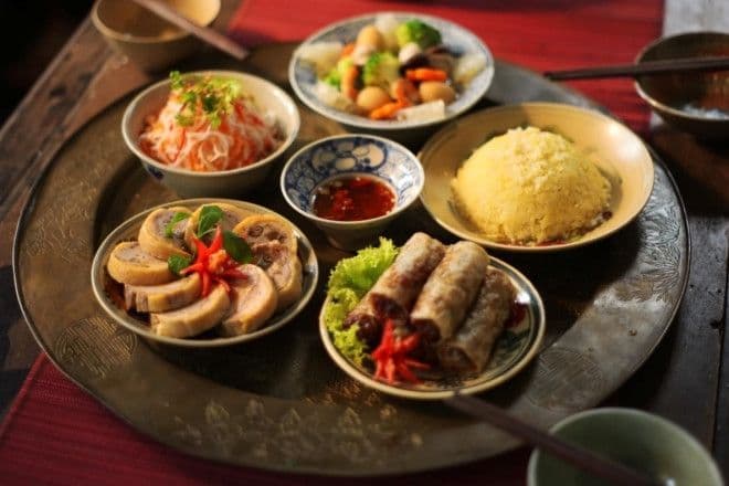 Mâm cúng Rằm tháng 7 đơn giản nhưng trang trọng với các món ăn chay và xôi.