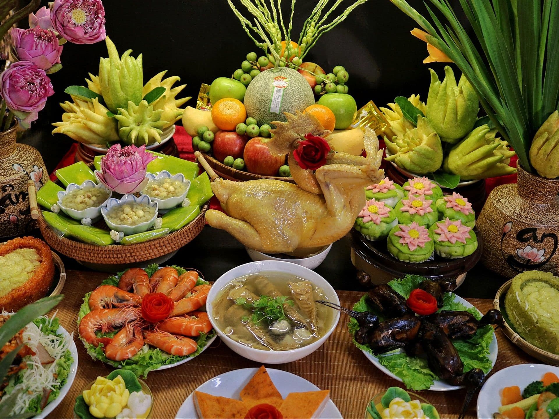 Mâm cúng Rằm tháng 7 truyền thống với gà luộc, xôi, trái cây và các món chay mặn.