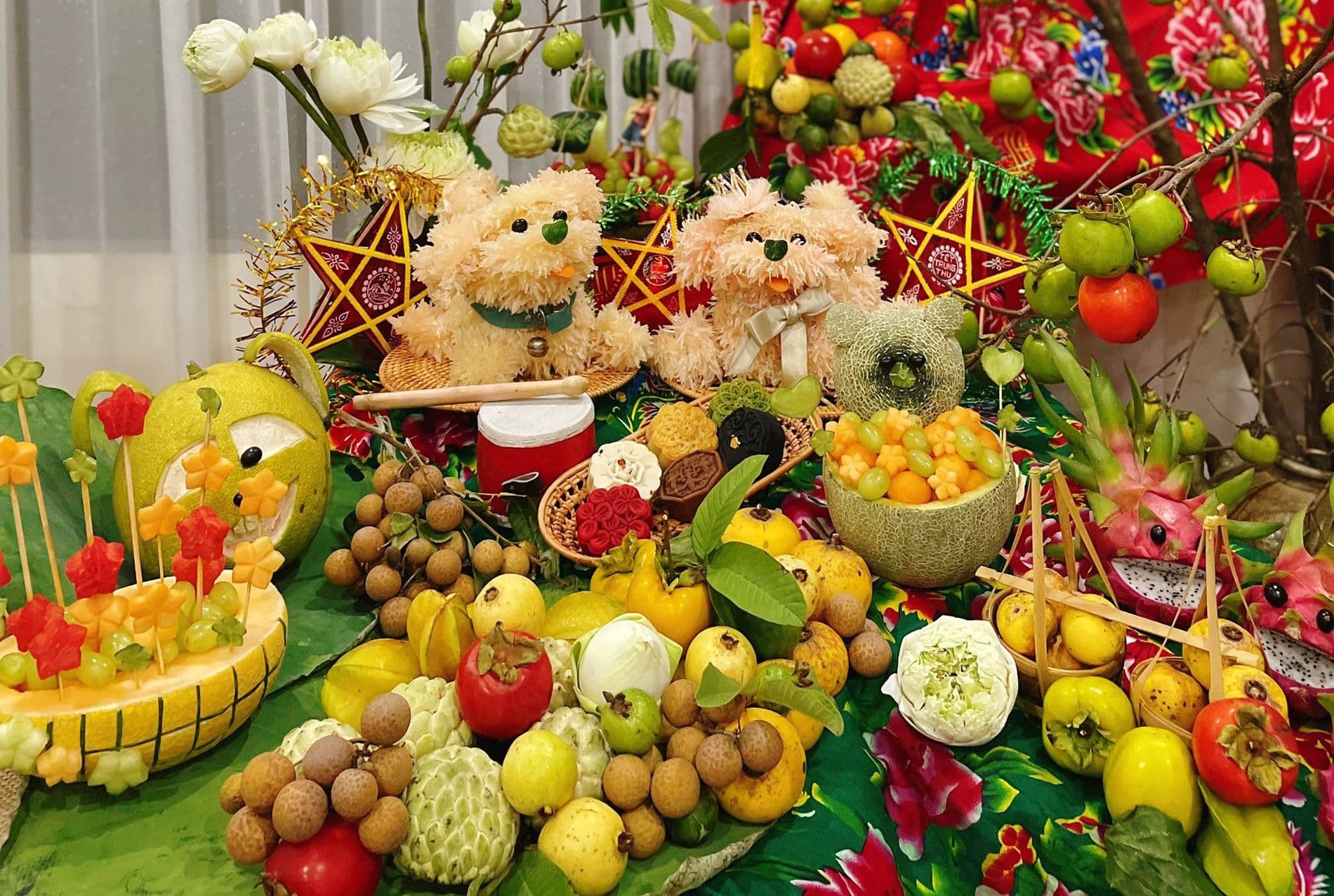 Mâm cúng Rằm tháng 8 đầy đủ lễ vật, thể hiện lòng thành kính cầu an gia đạo