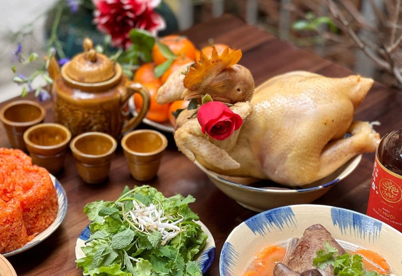 Mâm cúng Thanh Minh truyền thống với gà luộc, xôi và trái cây.