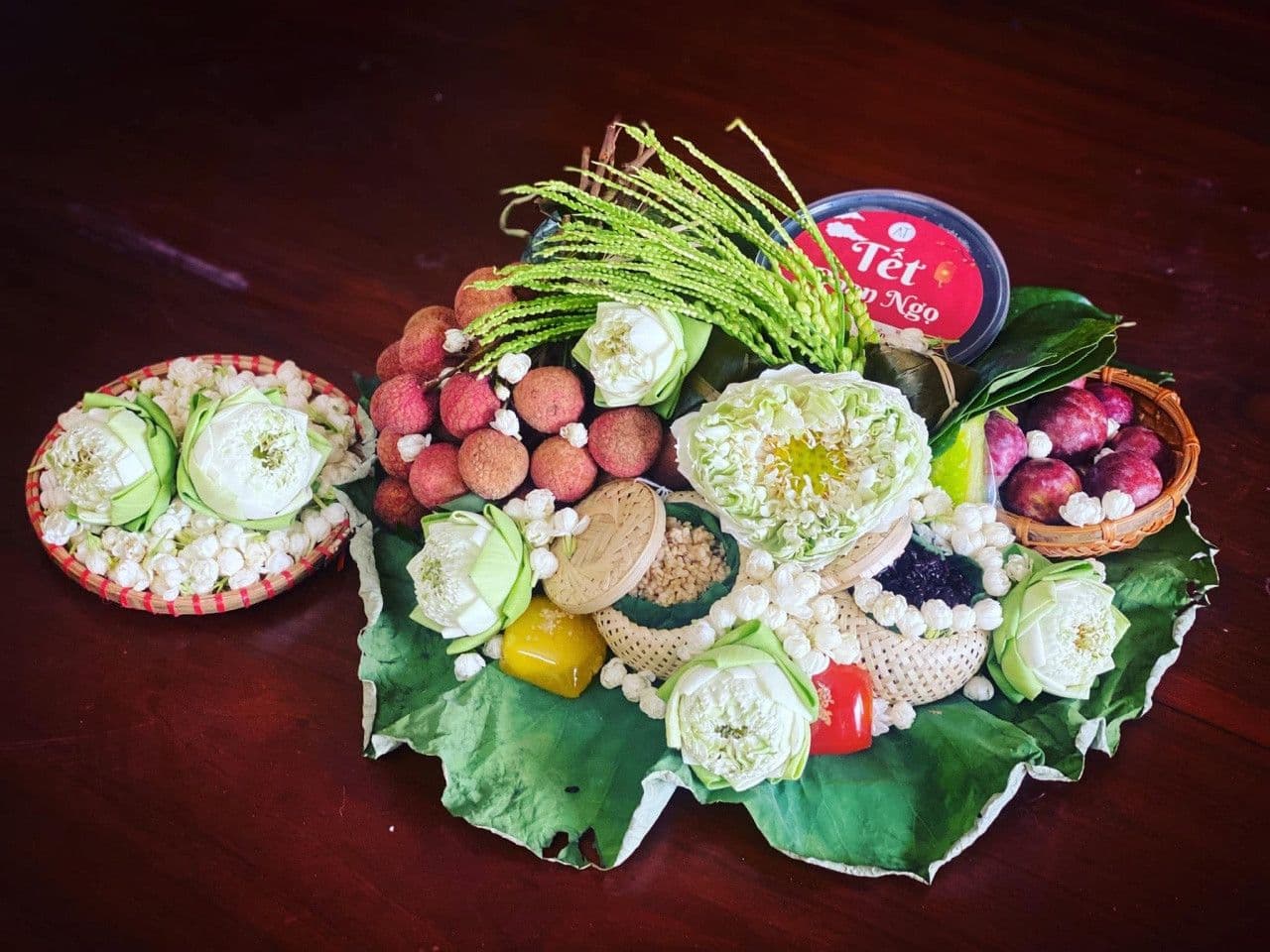 Mâm cúng Tết Đoan Ngọ truyền thống với hoa sen, vải, mận và bánh tro