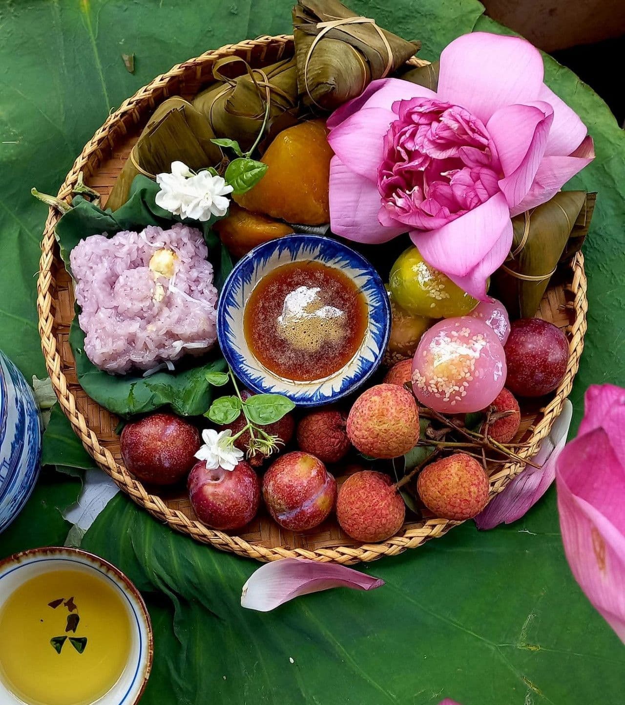 Mâm cúng Tết Đoan Ngọ đầy đủ với hoa sen hồng, cơm rượu nếp, trái cây và bánh