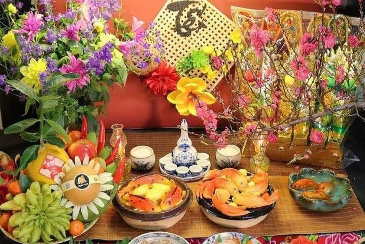 Mâm lễ cúng Ông Công Ông Táo đầy đủ với xôi, chè, cá chép và ngũ quả cho Tết Bính Ngọ 2026
