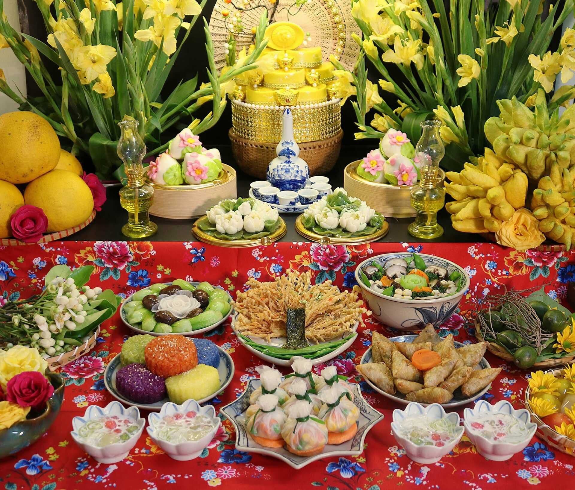 Mâm lễ vật tươm tất với các món bánh, hoa quả và đồ cúng trang trí đẹp mắt theo truyền thống.