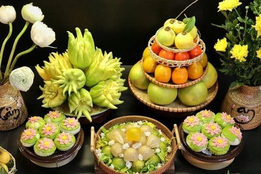 Mâm ngũ quả và hoa sen tươi trang trí tinh tế, biểu tượng cho sự thanh tẩy và khởi đầu mới trong nghi lễ Mùng 1.