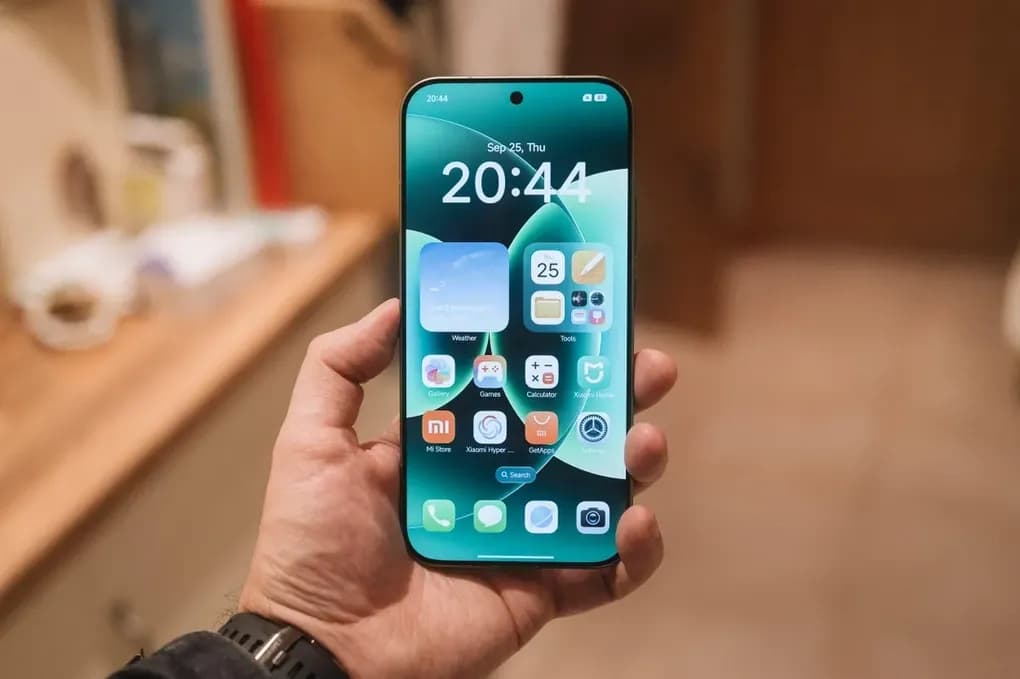 Màn hình chính của Xiaomi 17 Pro hiển thị giao diện người dùng và các ứng dụng.