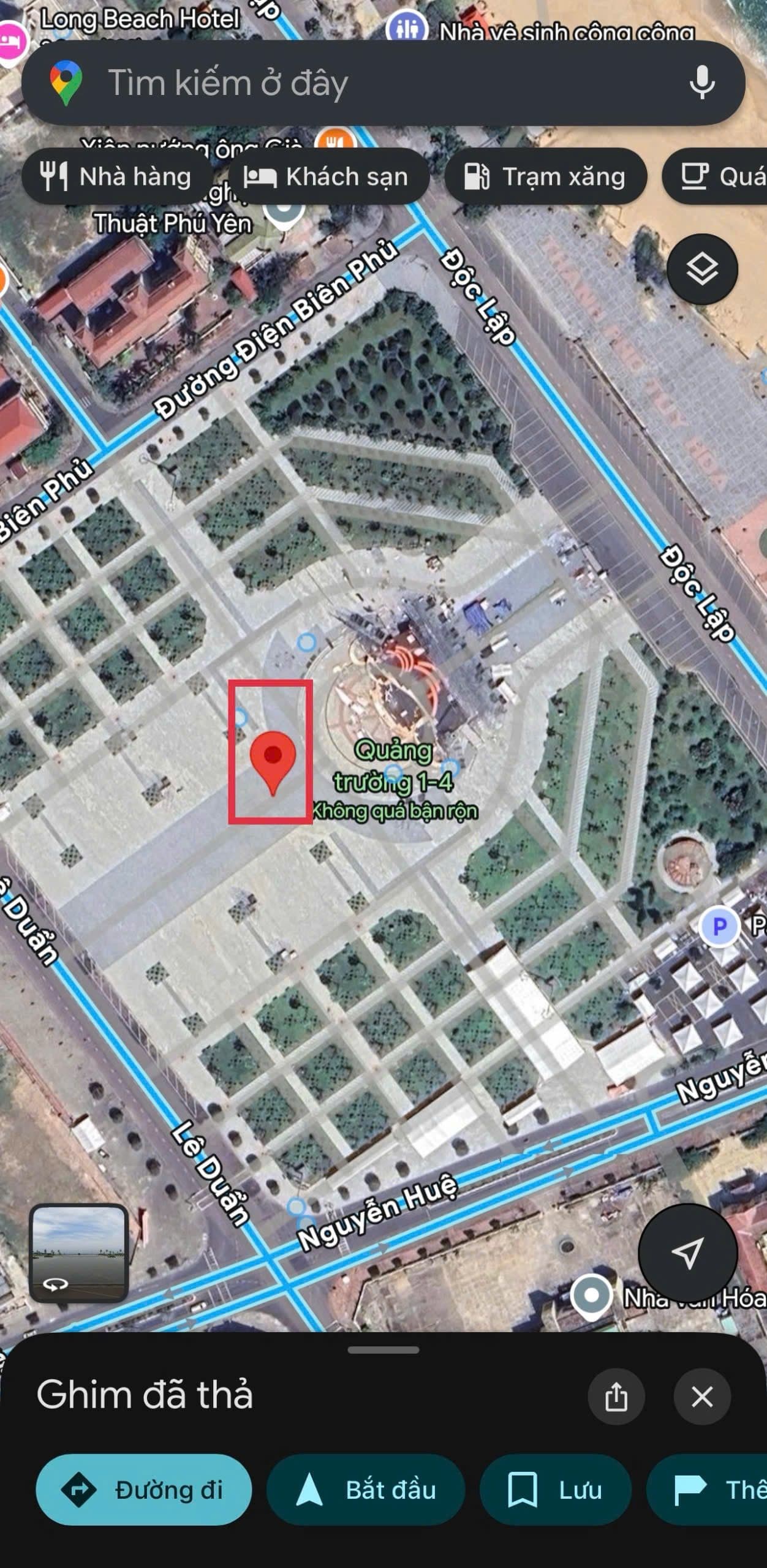 Màn hình Google Maps hiển thị vị trí được ghim trên bản đồ vệ tinh, bước đầu tiên để khám phá nhà cũ.