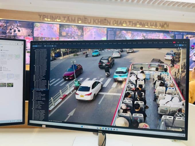 Màn hình hiển thị hình ảnh giao thông được giám sát bởi camera AI, tượng trưng cho chính sách quản lý số và an toàn mới.