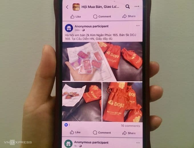 Màn hình điện thoại hiển thị bài đăng trong nhóm mua bán vàng online, minh họa giao dịch vàng phi chính thức trên mạng xã hội.