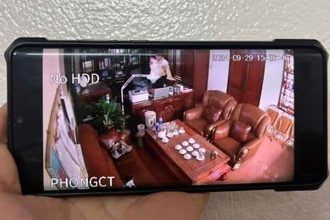 Màn hình điện thoại hiển thị clip về vụ việc Chủ tịch HĐQT trường THPT Ninh Bình, minh họa sự lan truyền trên mạng xã hội.