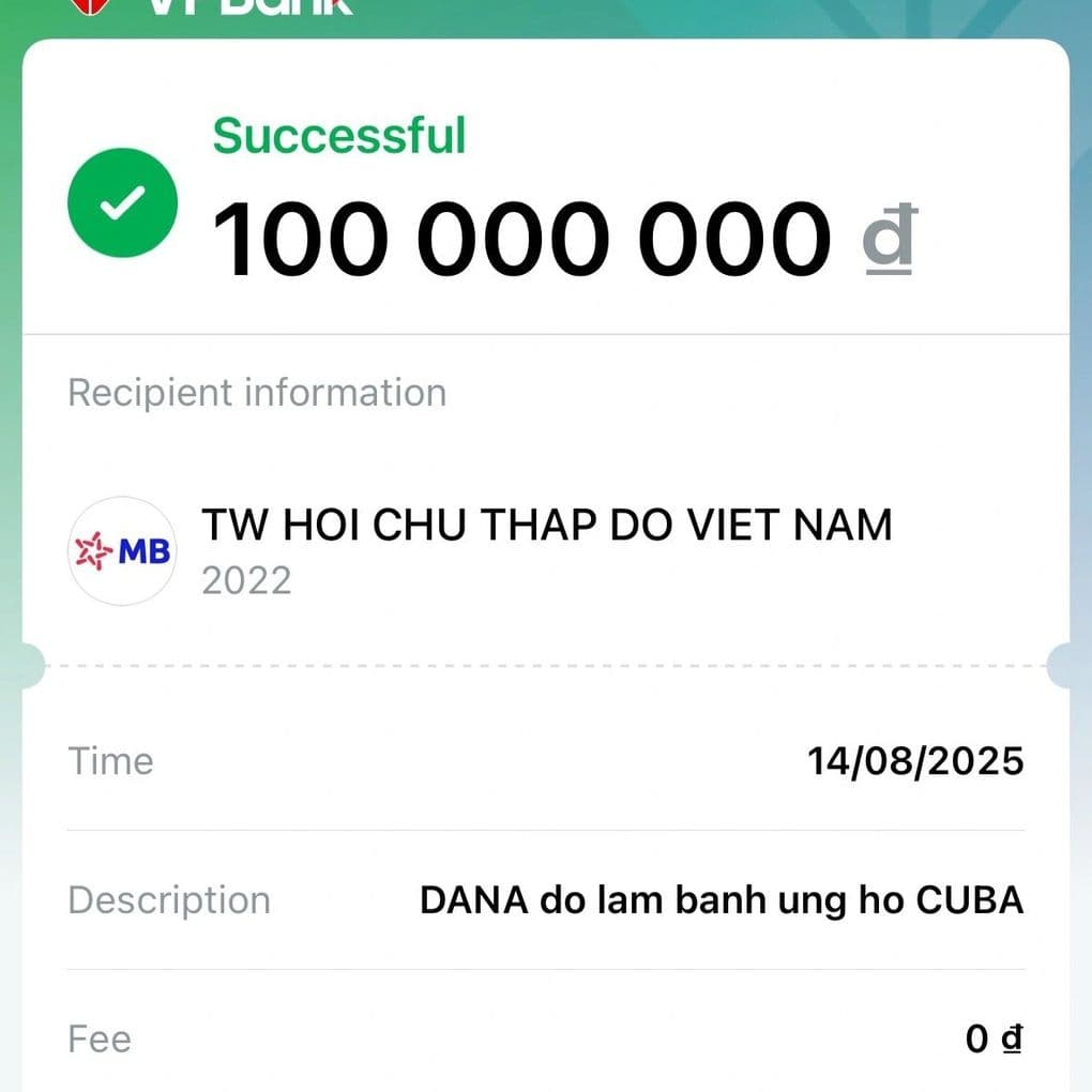 Màn hình điện thoại hiển thị giao dịch chuyển khoản 100 triệu đồng ủng hộ nhân dân Cuba qua Hội Chữ thập đỏ Việt Nam.