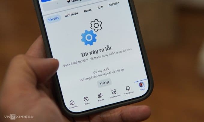 Màn hình điện thoại hiển thị lỗi 'Đã xảy ra lỗi' khi truy cập Facebook, minh họa sự cố gián đoạn mạng xã hội.