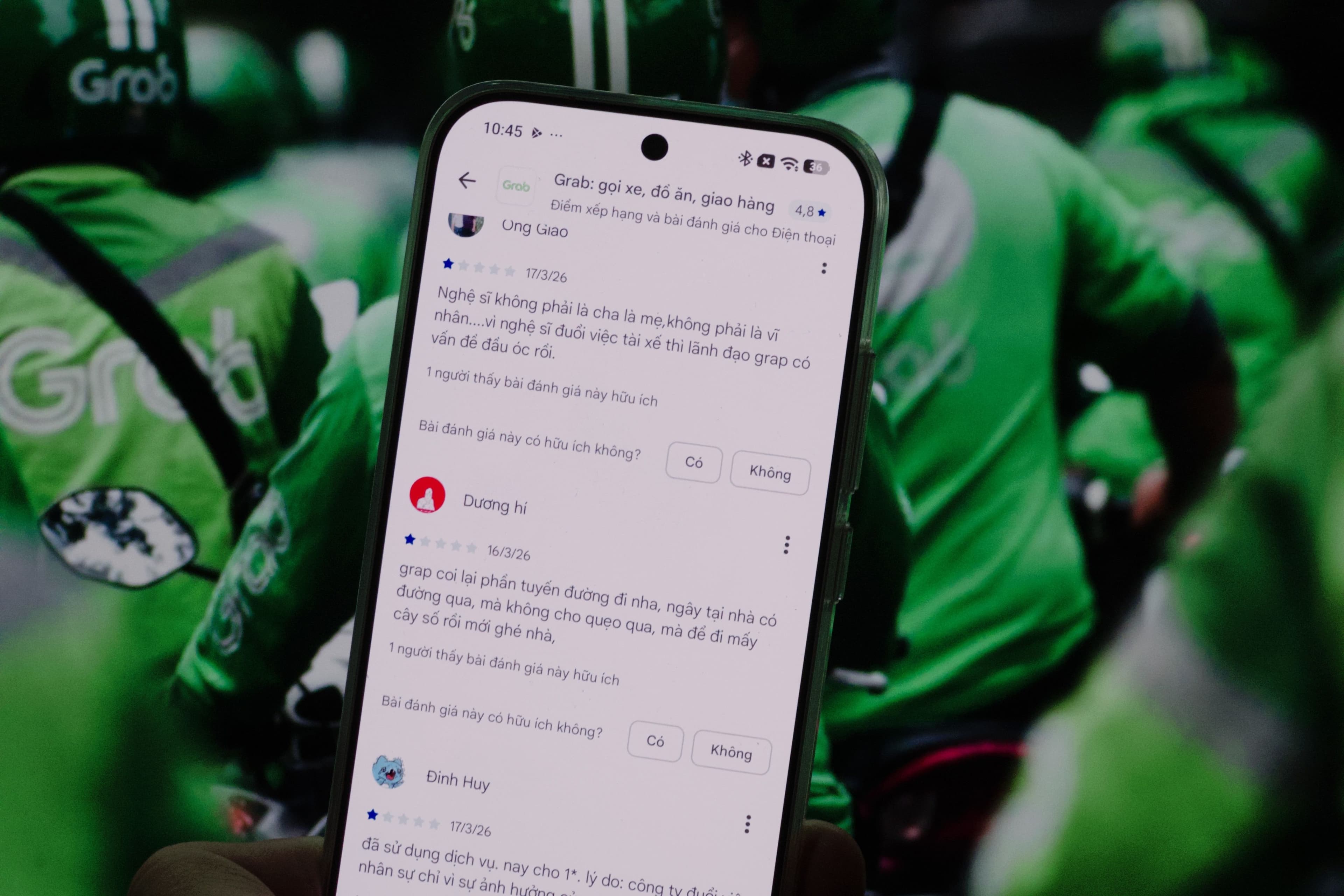 Màn hình điện thoại hiển thị ứng dụng Grab với nhiều đánh giá 1 sao và bình luận tiêu cực từ người dùng.