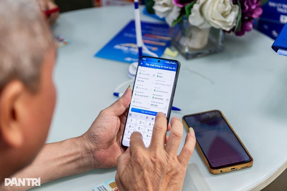 Màn hình điện thoại hiển thị ứng dụng VNeID với giao diện tra cứu và xác nhận thông tin thuê bao di động.