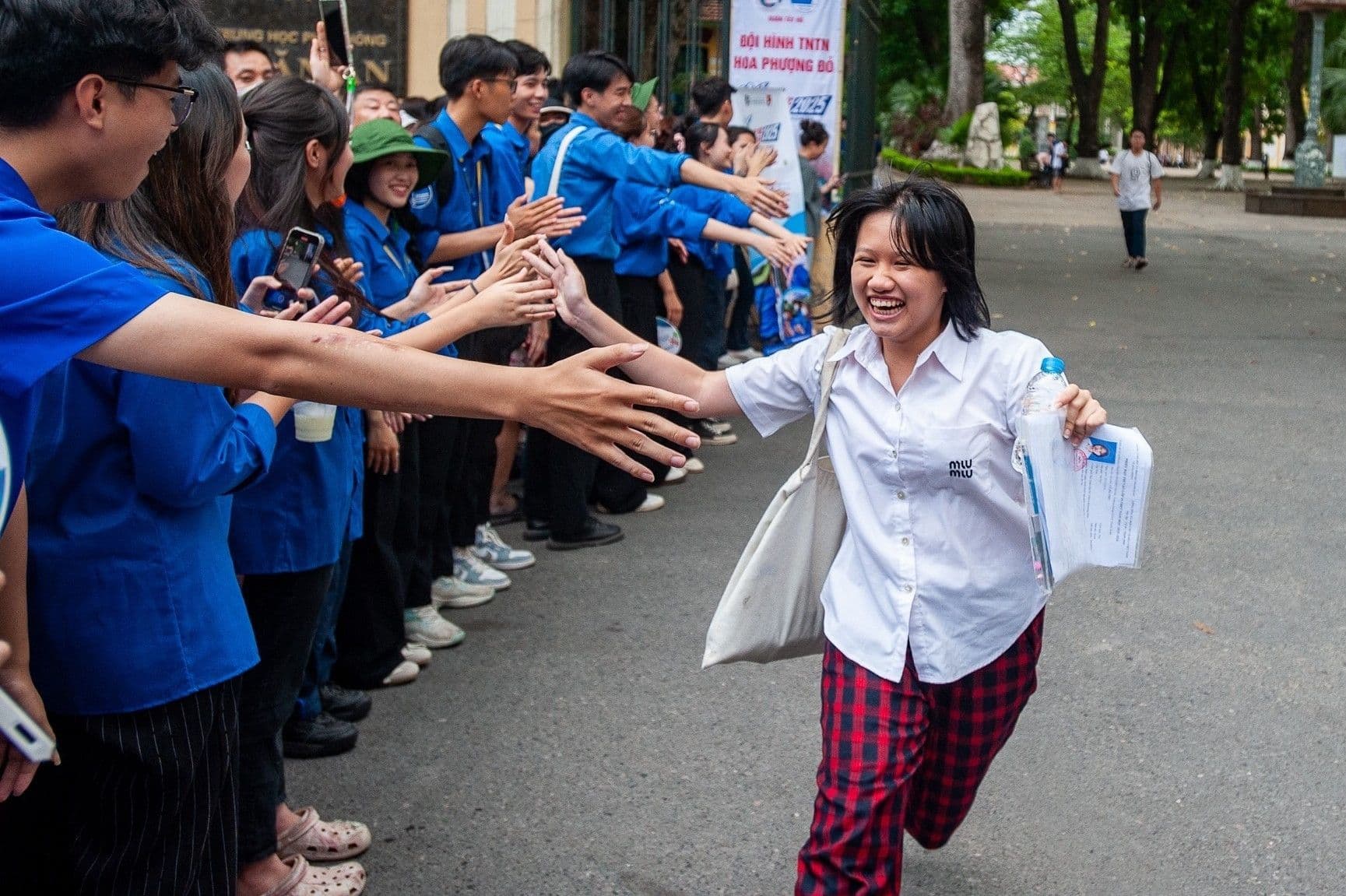 Màn hình điện thoại hiển thị ngày công bố điểm thi và điểm chuẩn lớp 10 Hà Nội năm 2025.