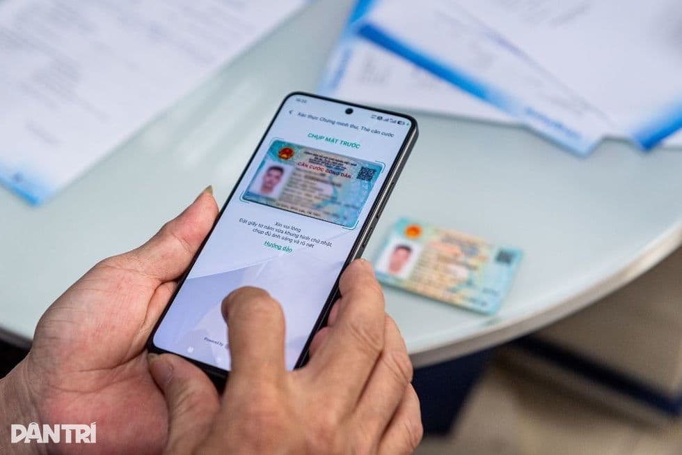 Màn hình điện thoại hiển thị quy trình xác thực khuôn mặt và giấy tờ tùy thân qua VNeID, nhấn mạnh vai trò tự chủ của công dân số.