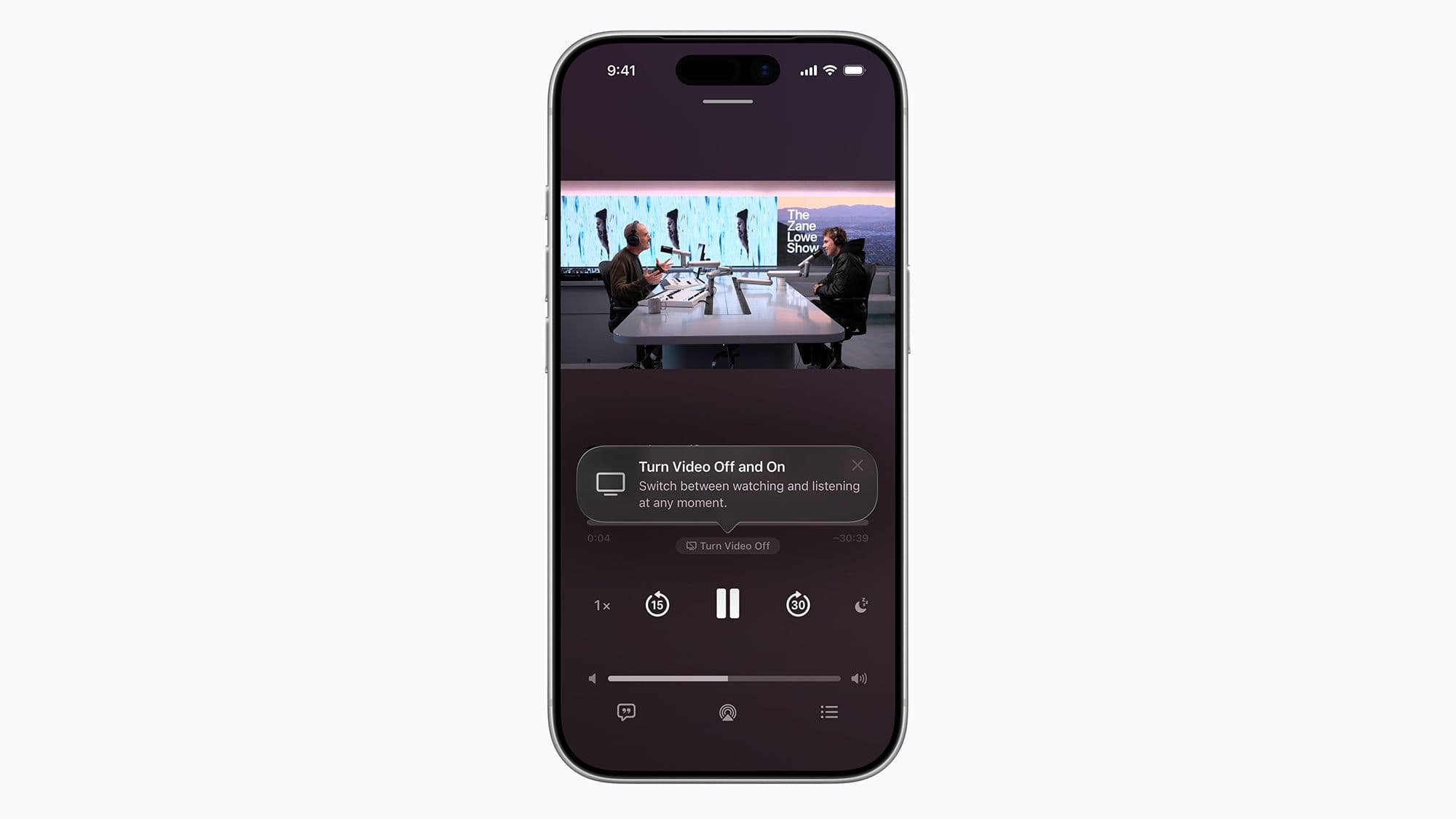 Màn hình iPhone hiển thị ứng dụng Apple Podcasts với tính năng video podcast mới, cho phép chuyển đổi giữa nghe và xem, minh họa sự 'YouTube hóa' của các nền tảng.