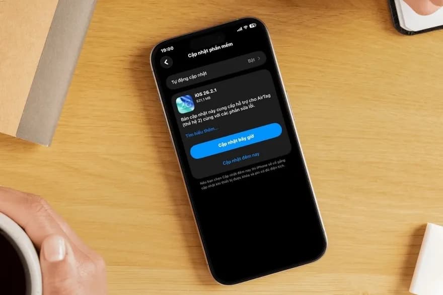 Màn hình iPhone hiển thị thông báo cập nhật iOS 26.2.1, tượng trưng cho những kỳ vọng về hiệu năng và ổn định.