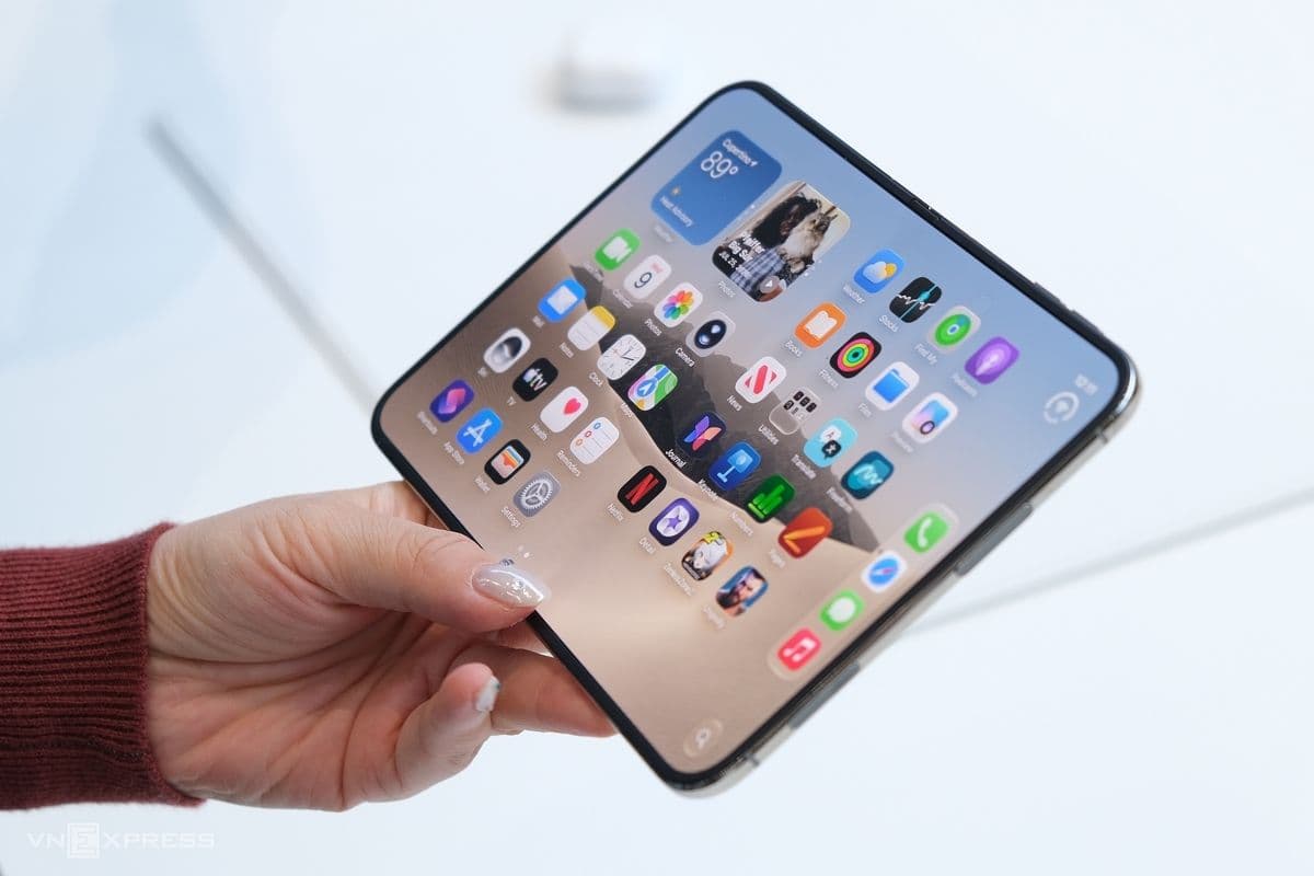 Màn hình lớn của iPhone Duo hiển thị giao diện iOS với nhiều ứng dụng được tối ưu