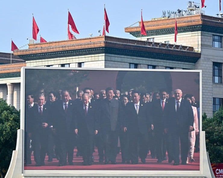 Màn hình lớn chiếu hình ảnh các nguyên thủ quốc gia và lãnh đạo nước ngoài tham dự lễ duyệt binh.