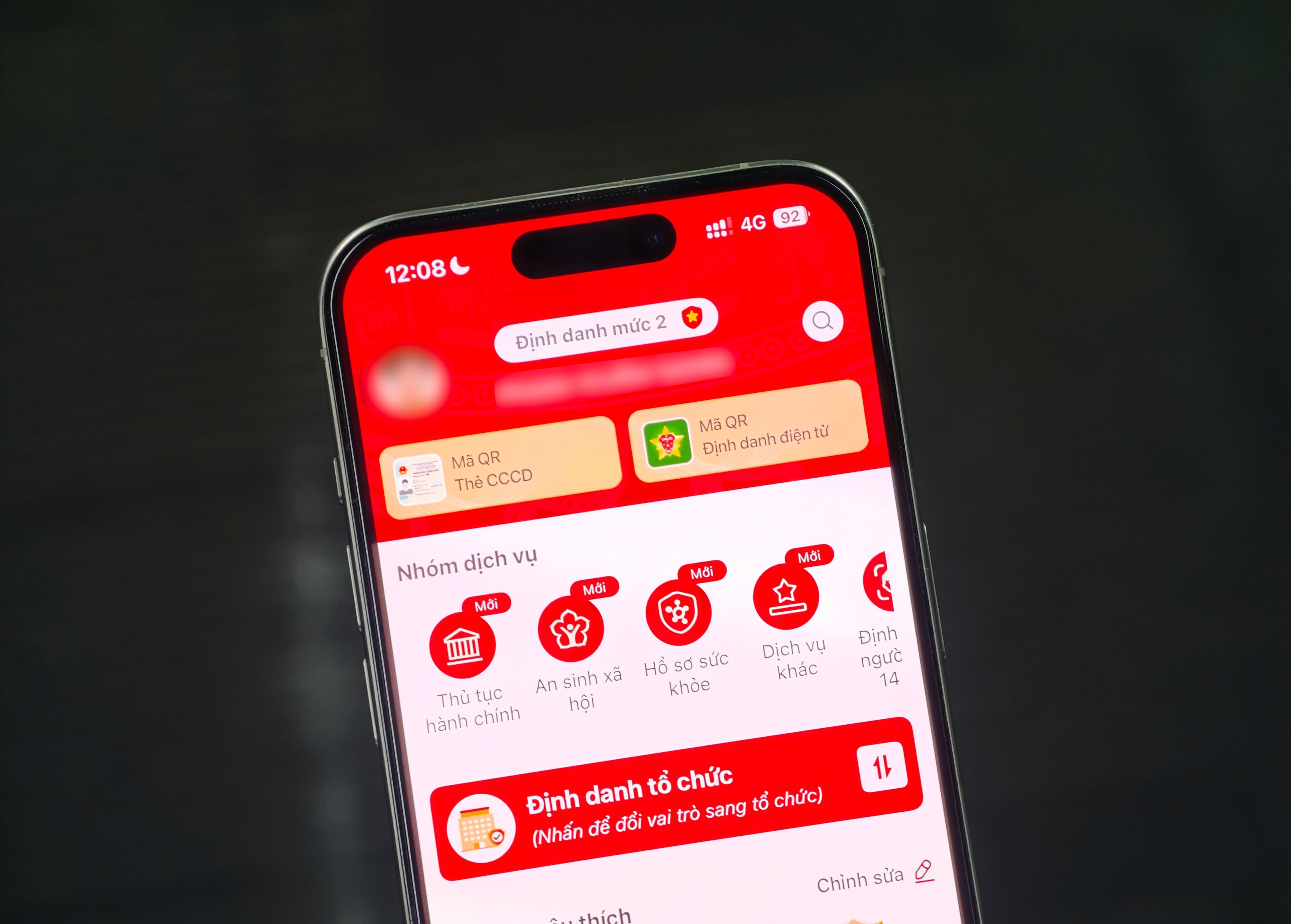 Màn hình ứng dụng VNeID với mã QR căn cước công dân và định danh điện tử, thể hiện sự thay thế giấy tờ vật lý.