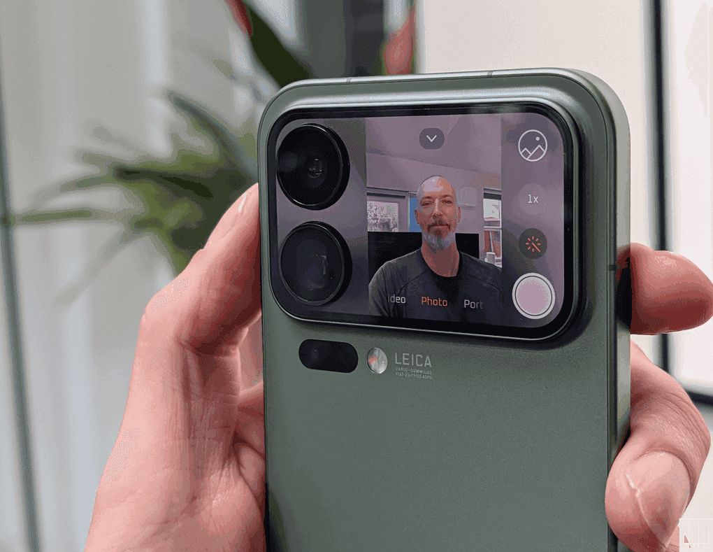 Màn hình phụ Xiaomi 17 Pro Max hiển thị thông tin chuyến bay và chế độ xem trước selfie.