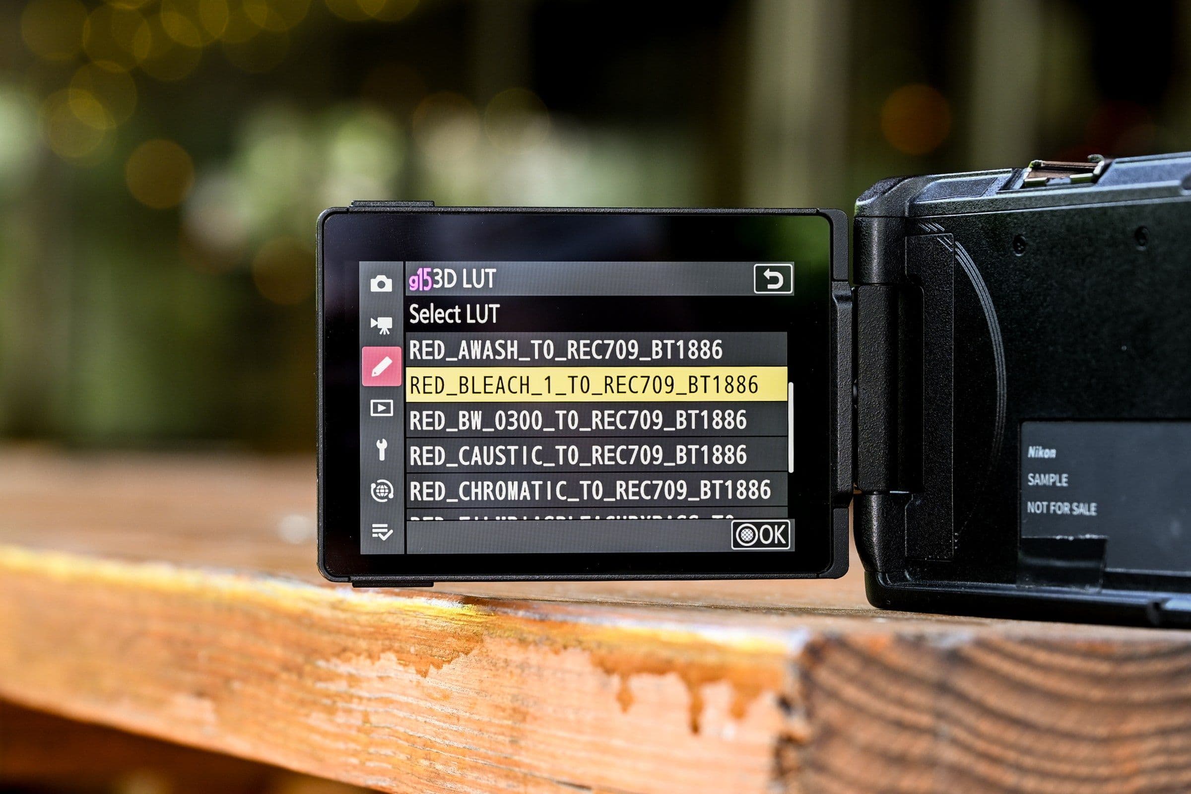 Màn hình xoay lật của Nikon ZR hiển thị menu LUTs, mang lại trải nghiệm quay phim chuyên nghiệp.