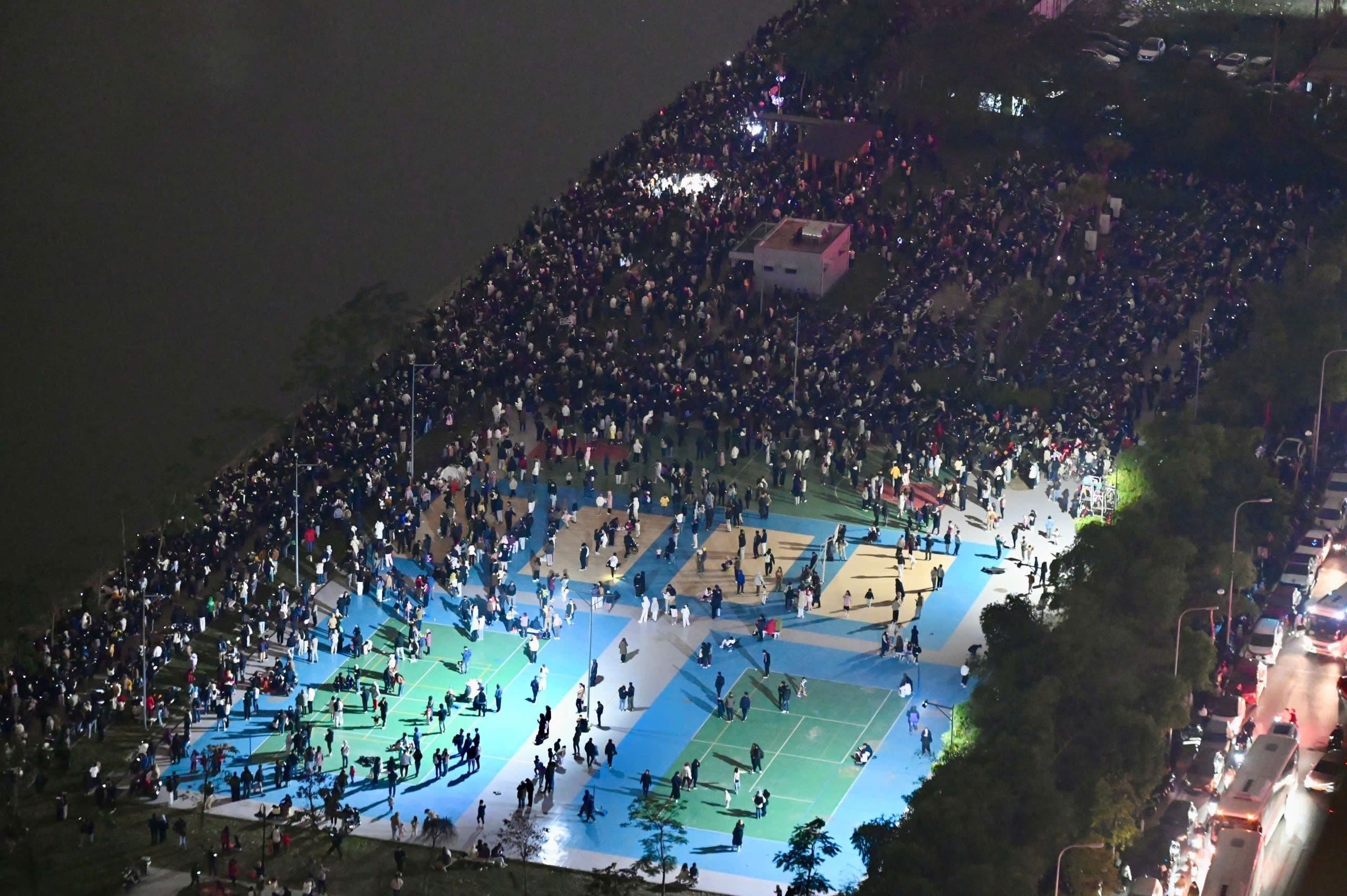 Màn pháo hoa hoành tráng thắp sáng bầu trời, biểu tượng cho niềm tự hào dân tộc và tinh thần đoàn kết