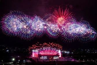 Màn pháo hoa nghệ thuật rực rỡ trên bầu trời sân vận động Mỹ Đình chào mừng Đại hội Đảng XIV.