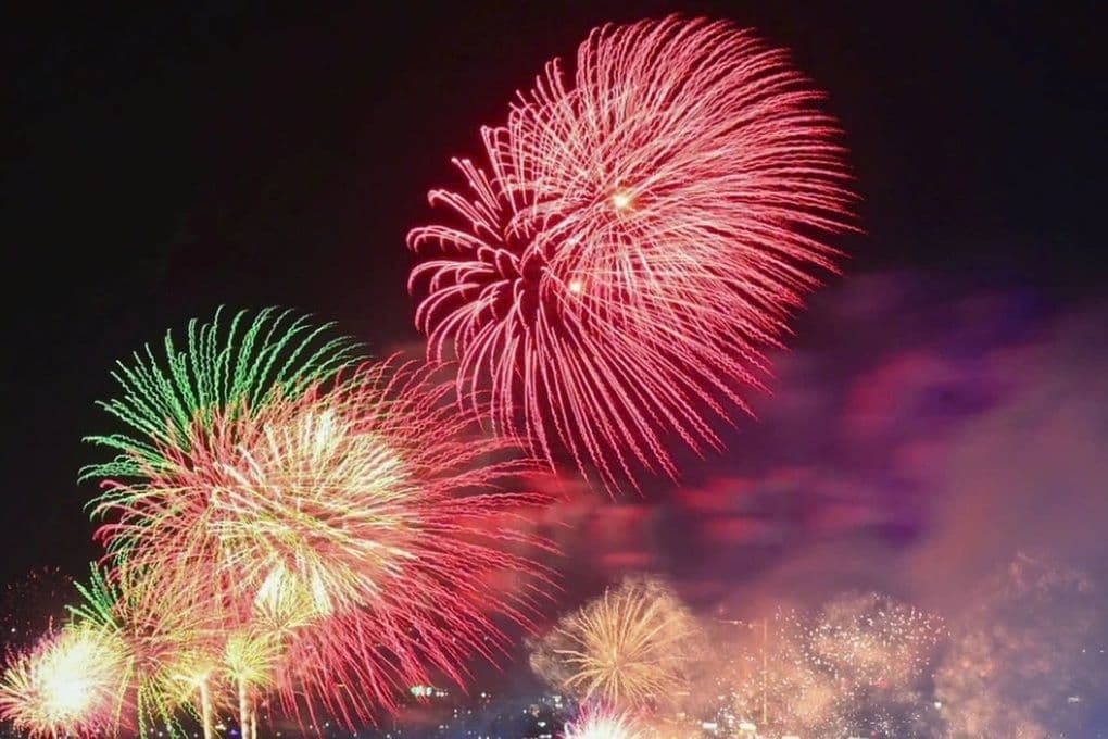 Màn pháo hoa rực rỡ thắp sáng bầu trời đêm Hà Nội.