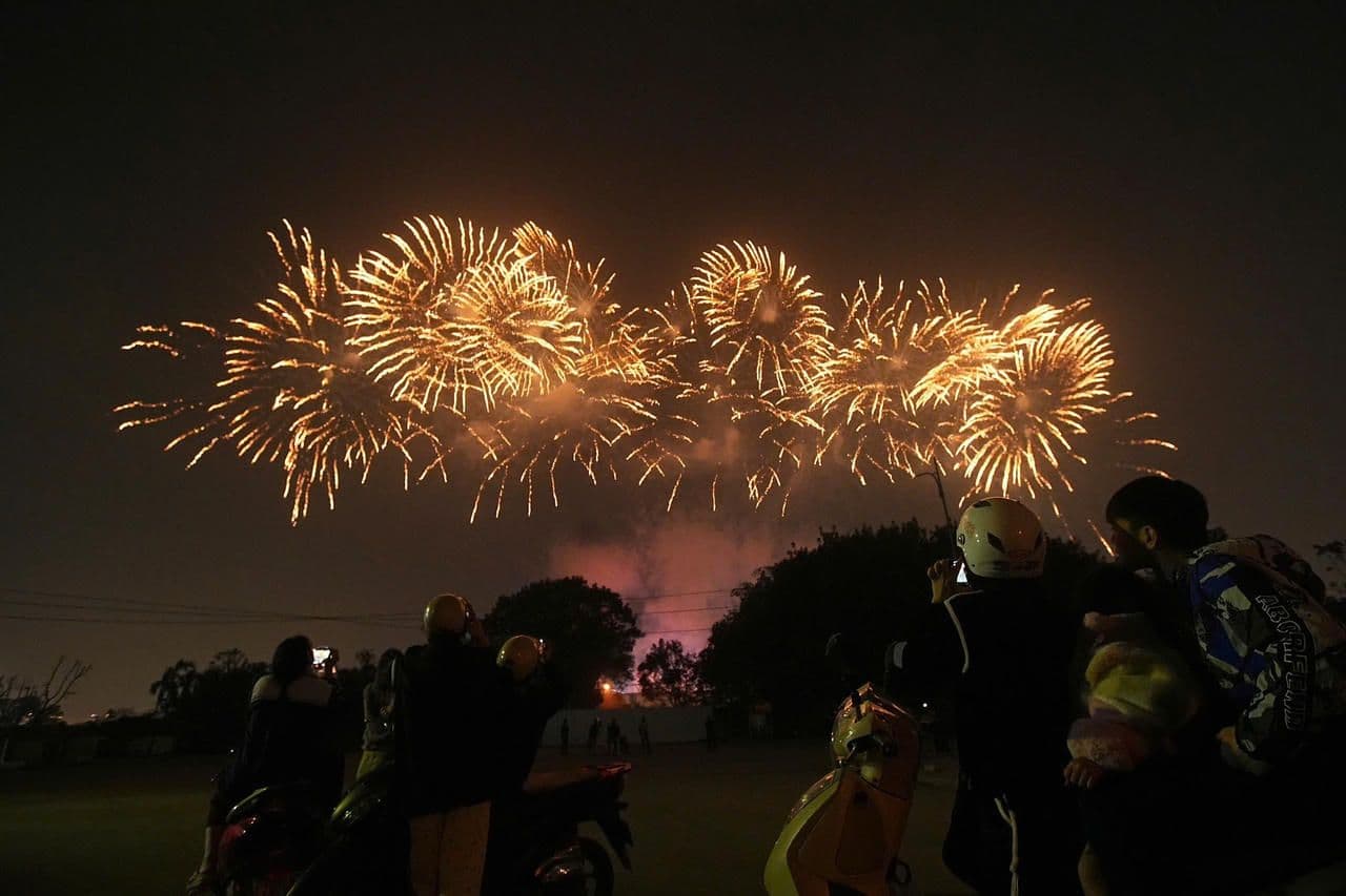 Màn pháo hoa rực rỡ thắp sáng bầu trời Mỹ Đình, với khán giả đang chiêm ngưỡng và ghi lại khoảnh khắc