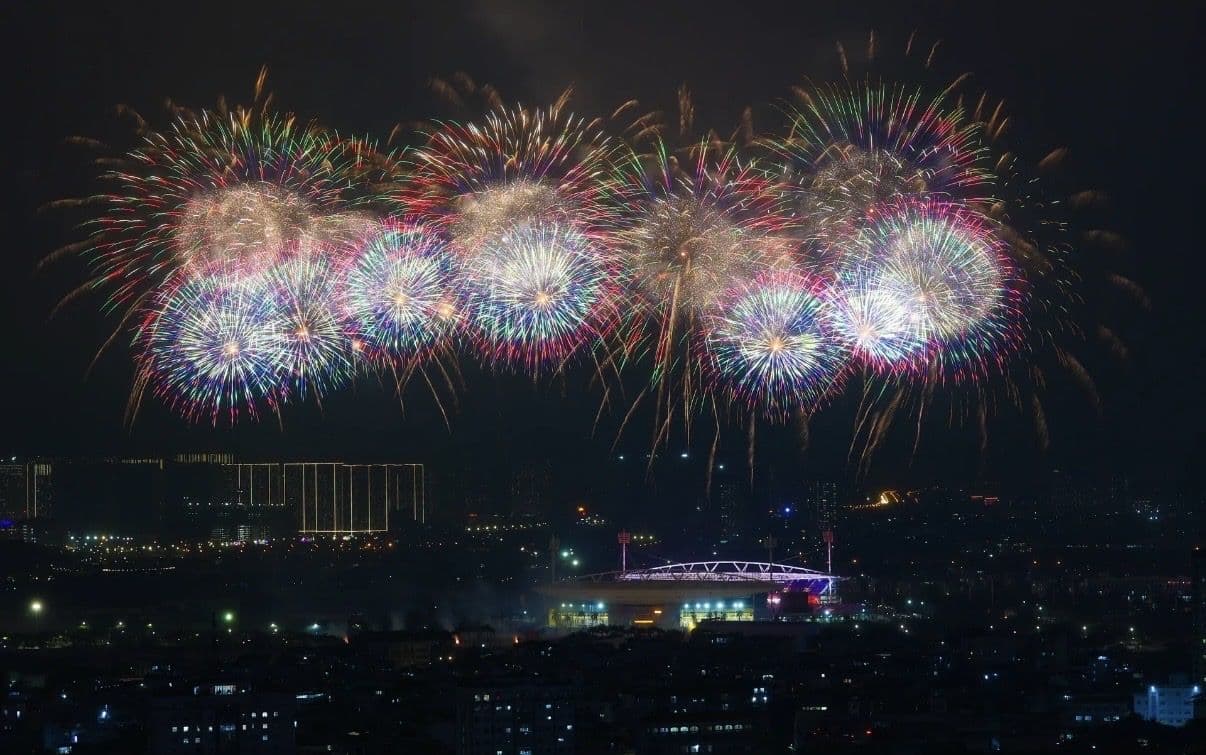 Màn pháo hoa rực rỡ thắp sáng bầu trời đêm trên Sân vận động Quốc gia Mỹ Đình, Hà Nội
