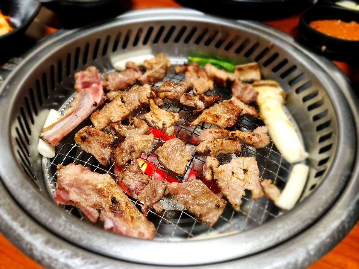 Món thịt nướng nóng hổi, một gợi ý ẩm thực để giữ ấm cơ thể trong mùa thu.