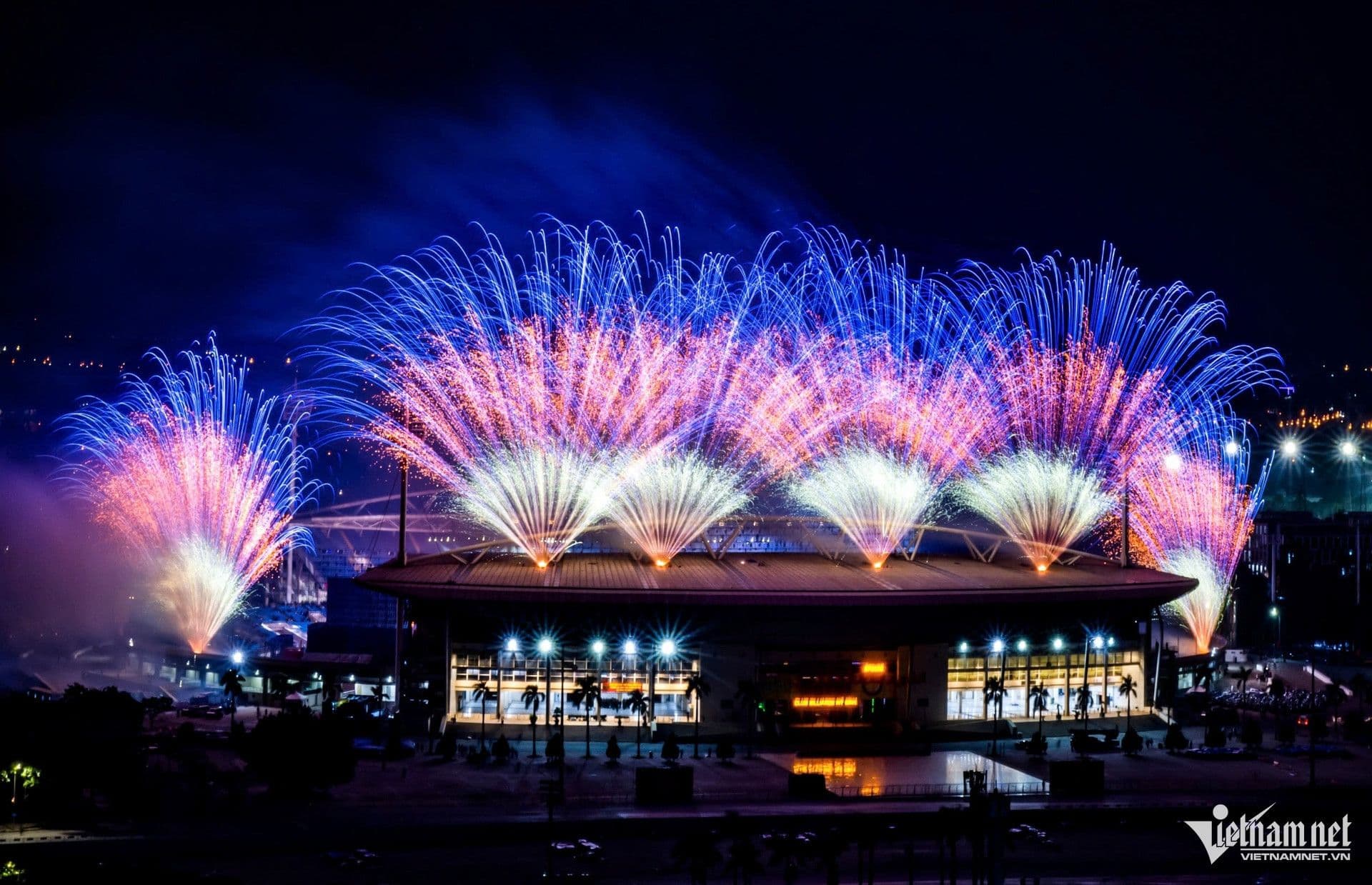 Màn trình diễn ánh sáng và pháo hoa tầm thấp hiện đại tại Sân vận động Mỹ Đình.