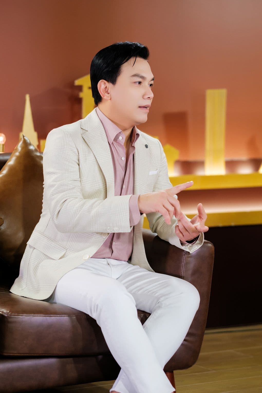 Mạnh Quỳnh kể về hành trình từ ước mơ thủ môn đến ca sĩ bolero