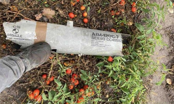 Mảnh tên lửa đối không AIM-120C-7, minh họa chi phí bất đối xứng khi đối phó UAV giá rẻ.