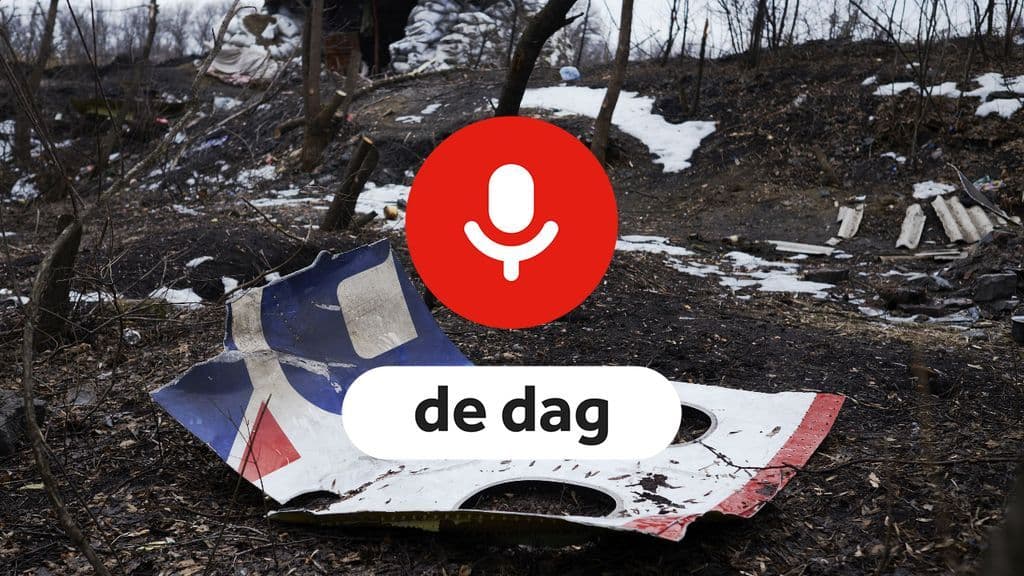 Mảnh vỡ máy bay MH17 tại hiện trường vụ tai nạn ở miền đông Ukraine, biểu tượng cho thảm kịch và hành trình tìm kiếm công lý.